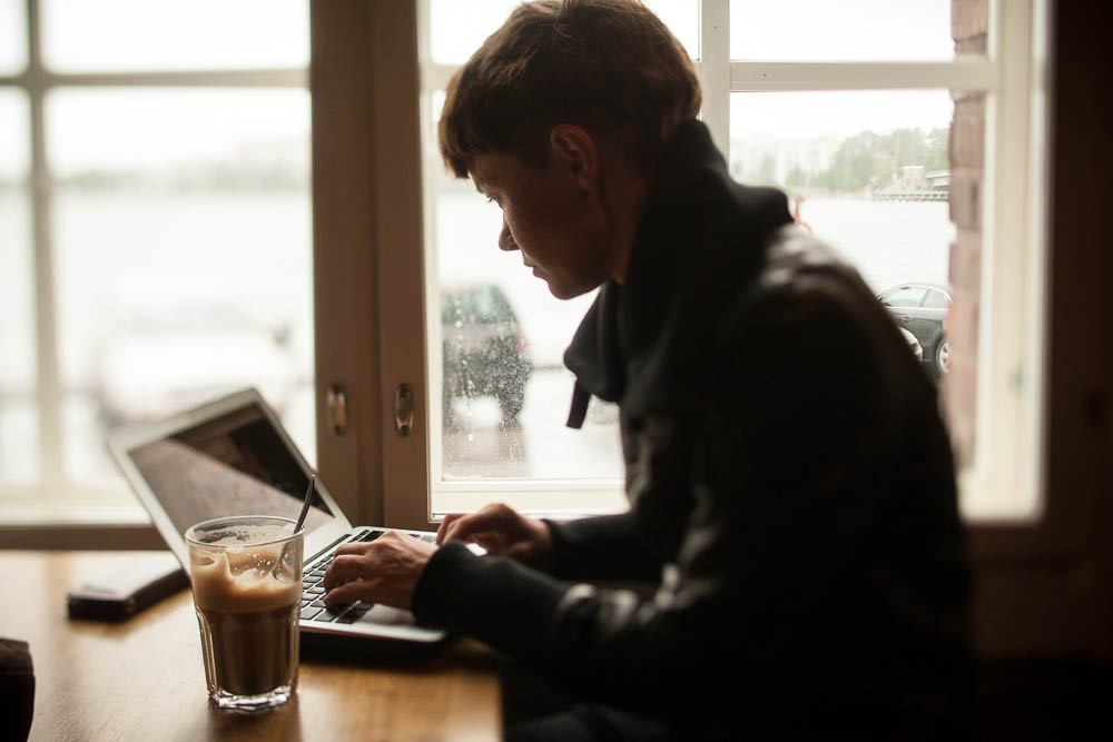 Jiz Lee at a laptop, photo by Alejandro-Lorenzo